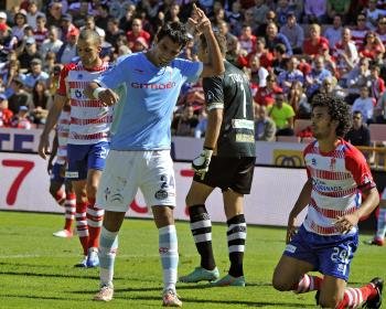 Augusto, del Celta, recrimina una jugada a Iriney (d), del Granada, durante el partido de la sexta jornada de Primera División (Foto: EFE)