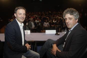 Xoán Bascuas e Xosé Manuel Pérez Bouza, ante o numeroso público asistente á conferencia ofrecida no Auditorio Municipal. (Foto: MIGUEL ÁNGEL)
