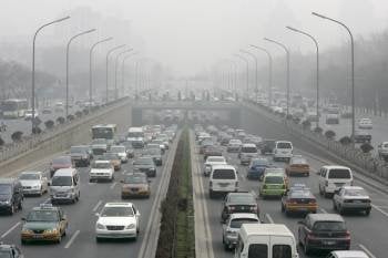 Decenas de vehículos, uno de los más destacados emisores contaminantes, circulan en medio de un astasco. (Foto: ARCHIVO)