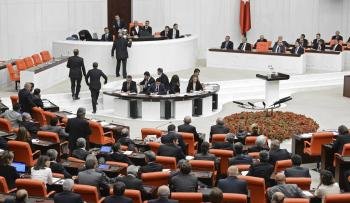 Vista general del debate celebrado hoy en el Parlamento de Turquía sobre una moción para autorizar al Gobierno de Ankara el envío de tropas a Siria