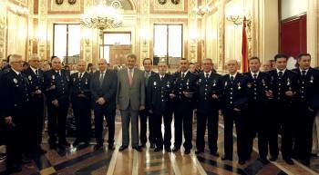 Fernández Díaz, el presidente del Congreso, Jesús Posada y José Bono con los policías condecorados. (Foto: BALLESTEROS)