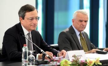 El presidente del BCE, Mario Draghi y el gobernador del Banco de Eslovenia, Marko Kranjec. (Foto: STR)