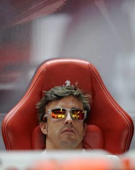 Alonso, relajado ayer en el circuito de Suzuka. (Foto: F. ROBICHON)