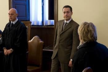 Paolo Gabriele, (segundo por la derecha) ayer tras escuchar el veredicto de culpabilidad. (Foto: O.R.)