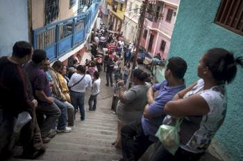 Los venezolanos hicieron largas colas para poder votar. (Foto: MIGUEL GUTIÉRREZ)