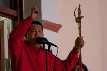 El reelegido presidente Hugo Chávez muestra la espada de Bolívar en su discurso tras los comicios.  (Foto: BORIS VERGARA)