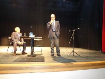 Fernando Santos y Mario Conde, en el mitin que ayer se desarrolló en el Teatro Lauro Olmo de O Barco. (Foto: J.C)