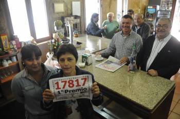 Pura Moreira Rodríguez muestra el número del primer premio de la Lotería Nacional. (Foto: MARTIÑO PINAL)