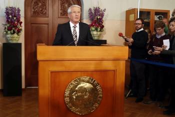 El secretario del Comité Nobel noruego, el ex primer ministro Thorbjørn Jagland, anuncia el premio. (Foto: JUANJO MARTÍN)