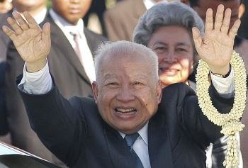 Fotografía de archivo que muestra al exmonarca de Camboya Norodom Sihanouk saludando a sus simpatizantes junto a su mujer, Norodom Monineath (dcha)