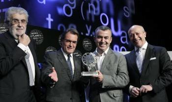 El presidente del Grupo Planeta, José Manuel Lara, con Artur Mas, Lorenzo Silva y  José Ignacio Wert. (Foto: ALBERT OLIVÉ)