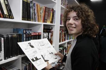 El joven ilustrador de cómic, Cristian Fojón, ayer en la librería Sindicato del Cómic. (Foto: XESÚS FARIÑAS)