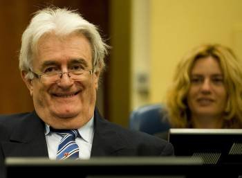 El exlíder serbobosnio Radovan Karadzic, sonriente ante el Tribunal Penal Internacional de La Haya. (Foto: R. VAN LONKHUIJSEN )