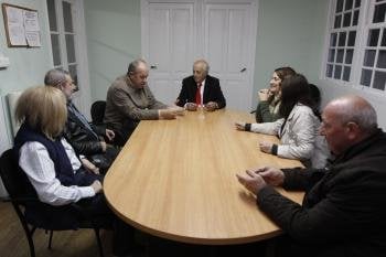 Enrique Martí Maqueda, en el centro, conversando con los representantes de la Federación Limiar.
