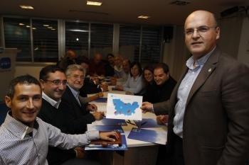 Manuel Baltar enseña el mapa que muestra que en todos los concellos, menos en ocho, ganó el PP.