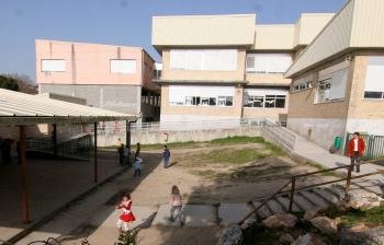 El colegio Antonio Faílde, situado en la parroquia de San Estevo de Cambeo, Coles. (Foto: Marcos Atrio)