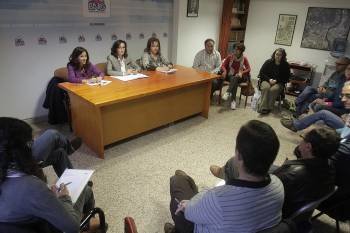 El consello local del BNG reunido ayer, con Isabel Pérez, Susana García y Montse Nóvoa a la mesa. (Foto: MIGUEL ÁNGEL)
