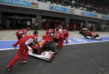 El monoplaza de Alonso, remolcado hasta los garajes. (Foto: GREG BAKER)