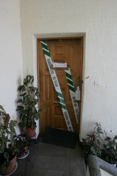 La puerta de la vivienda, fue precintada por la Guardia Civil. (Foto: M.ATRIO)