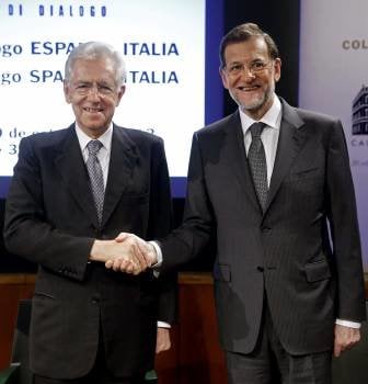 El primer ministro italiano, Mario Monti saluda a Mariano Rajoy. (Foto: J.J. MARTÍN)