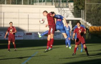 Ramos, el '9' del Barbadás, golpea el balón con la cabeza ante un rival del Pontevedra. (Foto: FOTOS: MARCOS ATRIO)