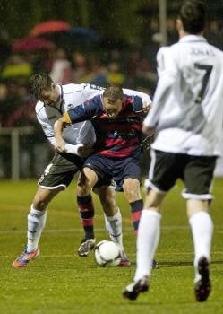 Barragán pelea la pelota con el gerundense Serramitja. (Foto: ROBIN TOWNSEND)