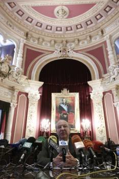 El alcalde, Agustín Fernández, en su comparecencia de ayer. (Foto: XESÚS FARIÑAS)