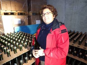 La enóloga de la bodega Roandi, Cristina Murga, muestra una botella del espumoso valdeorrés. (Foto: J.C.)