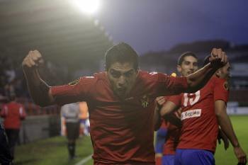 Jona, delantero del Ourense, celebrando con rabia el gol de la victoria ante el Alcalá. (Foto: FOTOS: MIGUEL ÁNGEL)