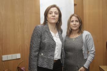 Carmen Penín y Gloria Muñiz, ayer en la sede del Colegio de Médicos. (Foto: MIGUEL ÁNGEL)