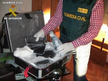 Material intervenido por la Guardia Civil tras un intento de estafa con billetes tintados. (Foto: ARCHIVO)