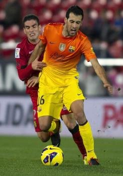 El centrocampista del Barcelona Sergio Busquets (d) es presionado por el centrocampista del Mallorca Alejandro Alfaro (i) (Foto: EFE)
