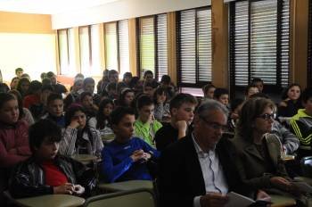 Los nuevos alumnos siguieron con detalle la presentación del libro. (Foto: MARTIÑO PINAL)