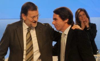 Rajoy y Aznar se saludan tras una de las reuniones de la Ejecutiva del PP en Madrid. (Foto: ARCHIVO)