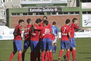 Los jugadores del Ourense celebran el 1-0 en el partido del domingo en O Couto ante el Marino. (Foto: MIGUEL ÁNGEL)