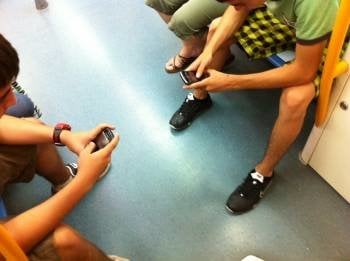 Dos jóvenes consultan sus mensajes de Whatsapp en sus teléfonos móviles. (Foto: ARCHIVO)