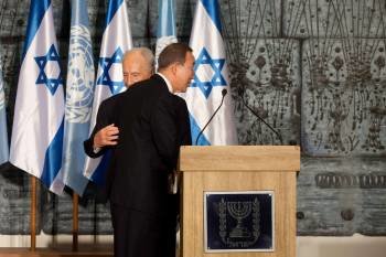 El secretario general de la ONU, Ban Ki-moon, y Peres se saludan. (Foto: MIHAL FATTAL)