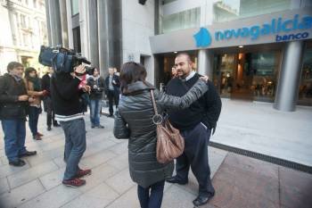 Efraín Motos atiende a los medios de comunicación a las puertas de la entidad crediticia. (Foto: VICENTE)