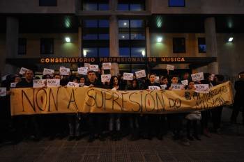 Los profesores y los alumnos del Conservatorio de Ourense, ayer concentrados frente al centro. (Foto: MARTIÑO PINAL)