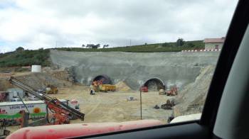 Obras de la apertura de un túnel entre los municipios de A Gudiña y A Mezquita. (Foto: A .R.)