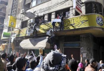 Manifestantes egipcios asaltan la oficina de los Hermanos Musulmanes en una protesta contra Mursi. (Foto: AHMAD SADA)