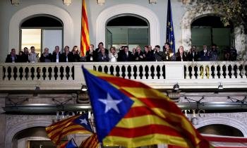 El candidato de CiU Artur Mas, acompañado de dirigentes de su partido, en el balcón del hotel Majestic saludando a sus seguidores. (Foto: Alberto Estévez)
