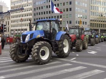 Cerca de mil tractores y más de 2.000 productores del sector lácteo han tomado hoy las calles de Bruselas para reclamar a la Unión Europea unos precios más equitativos de los productos lácteos. (Foto: EFE)