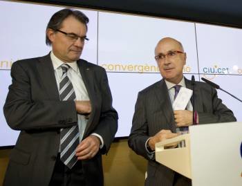 El líder de CiU, Artur Mas, acompañado del secretario general del partido, Josep Antoni Duran Lleida, durante su rueda de prensa. (Foto: TONI GARRIGA)