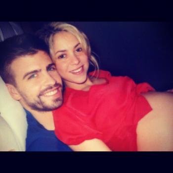 Shakira y Piqué presumen de embarazo en Twitter