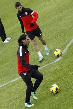 Falcao y Adrián, en el entrenamiento del Atlético. (Foto: S. BARRENECHEA)