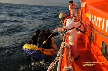 Imagen del rescate de los inmigrantes de una patera en Tarifa