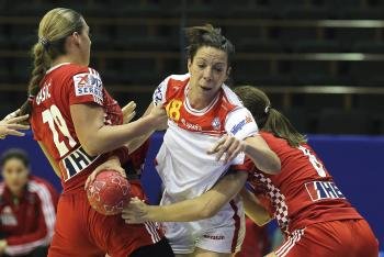 La jugadora española Begoña Fernández Molinos (c) trata de superar la defensa de Sonja Basic (i) y Anita Gace, de Croacia (Foto: EFE)