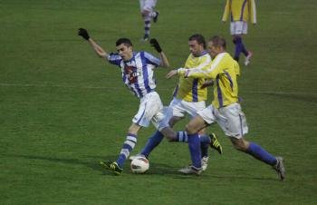 Ribao es víctima de la falta de Rubén y Alfonso que acabó derivando en el segundo gol del Celanova.