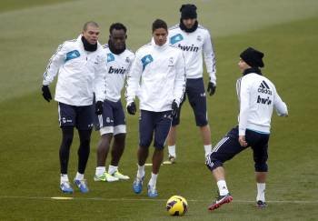 Pepe, Essien, Varane y Benzema, ayer en Valdebebas. (Foto: J.C. HIDALGO)